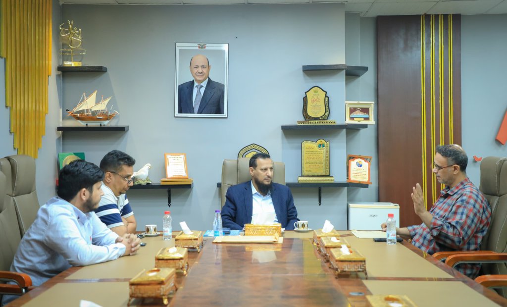 المحافظ عبد الرحمن شيخ يطلع على أوضاع بريد عدن ويوجه بتعزيز خدماته