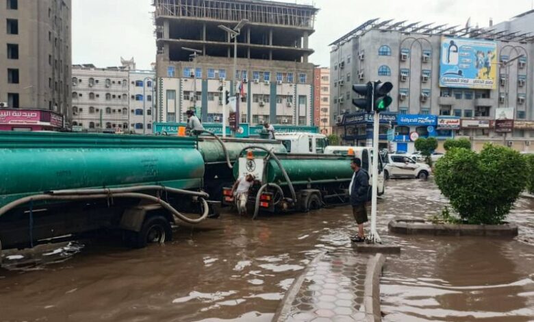 انطلاق أعمال الطوارئ لفتح الطرق ورفع المخلفات بعد الأمطار الغزيرة
