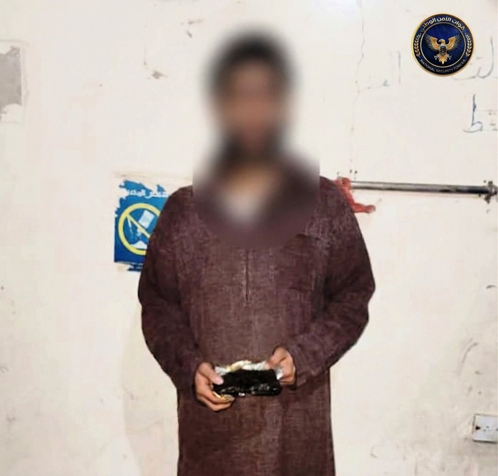 قوات طوق العاصمة عدن تضبط متهماً بحوزته نصف كيلو حشيش في منفذ العلم