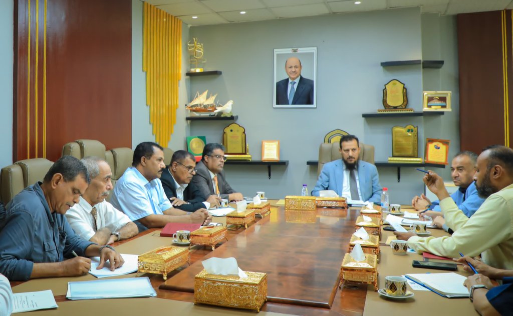 المحافظ شيخ يشدد على الحوكمة والانضباط الضريبي لتعزيز الإيرادات وتحسين الخدمات في العاصمة عدن