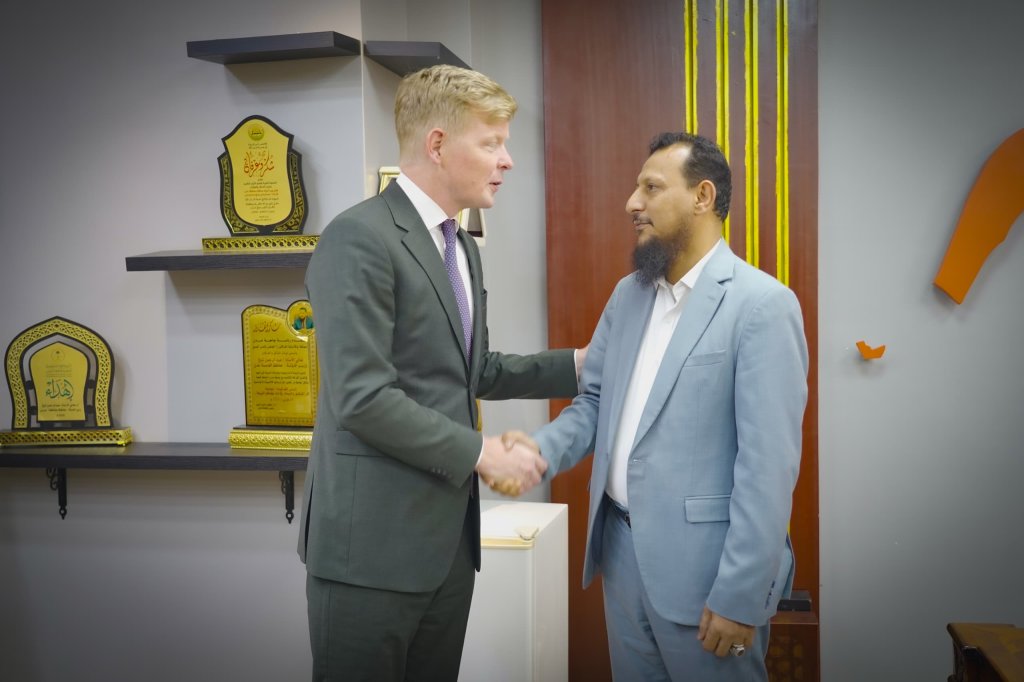 المحافظ عبدالرحمن شيخ يبحث مع المبعوث الأممي مستجدات الأوضاع في العاصمة عدن وجهود السلام