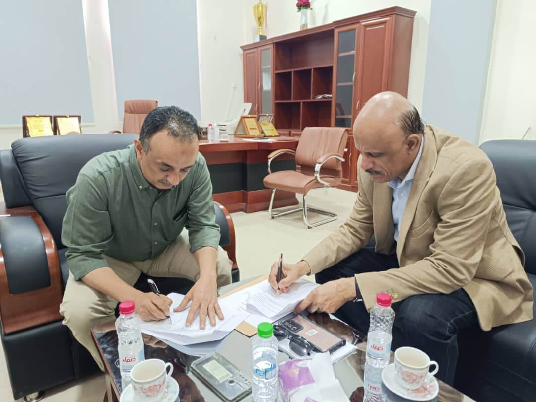 الشعبي والتميمي يوقعان اتفاقية تفاهم بين مكتب الصحة بعدن وكلية الطب جامعة عدن الشعبي والتميمي يوقعان اتفاقية تفاهم بين مكتب الصحة بعدن وكلية الطب جامعة عدن