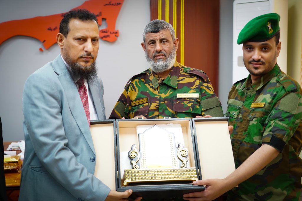 المحافظ شيخ يكرّم القيادة السابقة لوحدة حماية الأراضي ويشيد بدورها في مكافحة البناء العشوائي