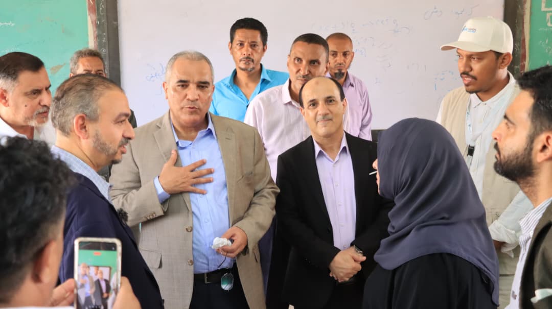 وزير التربية يزور دارسعد ويطّلع على أوضاع ثانوية عدن النموذجية ومشروع الوجبات المدرسية